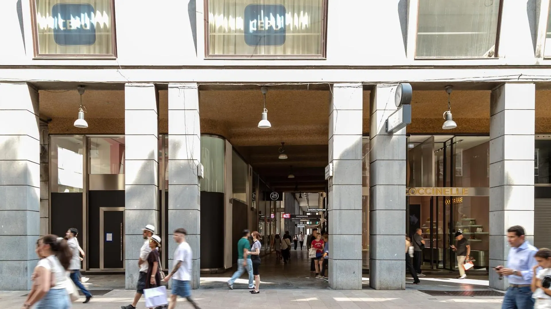 Ah - Duomo Essence Hotel Milan 0*,  Italy