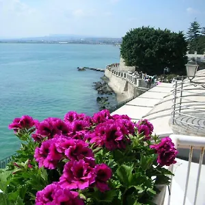 https://casa-vistamare-alfeo.sicilyhotelsitaly.net