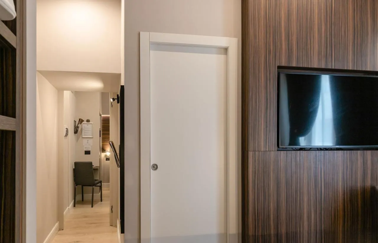 Aiello Hotels - Duomo Милан 0*,